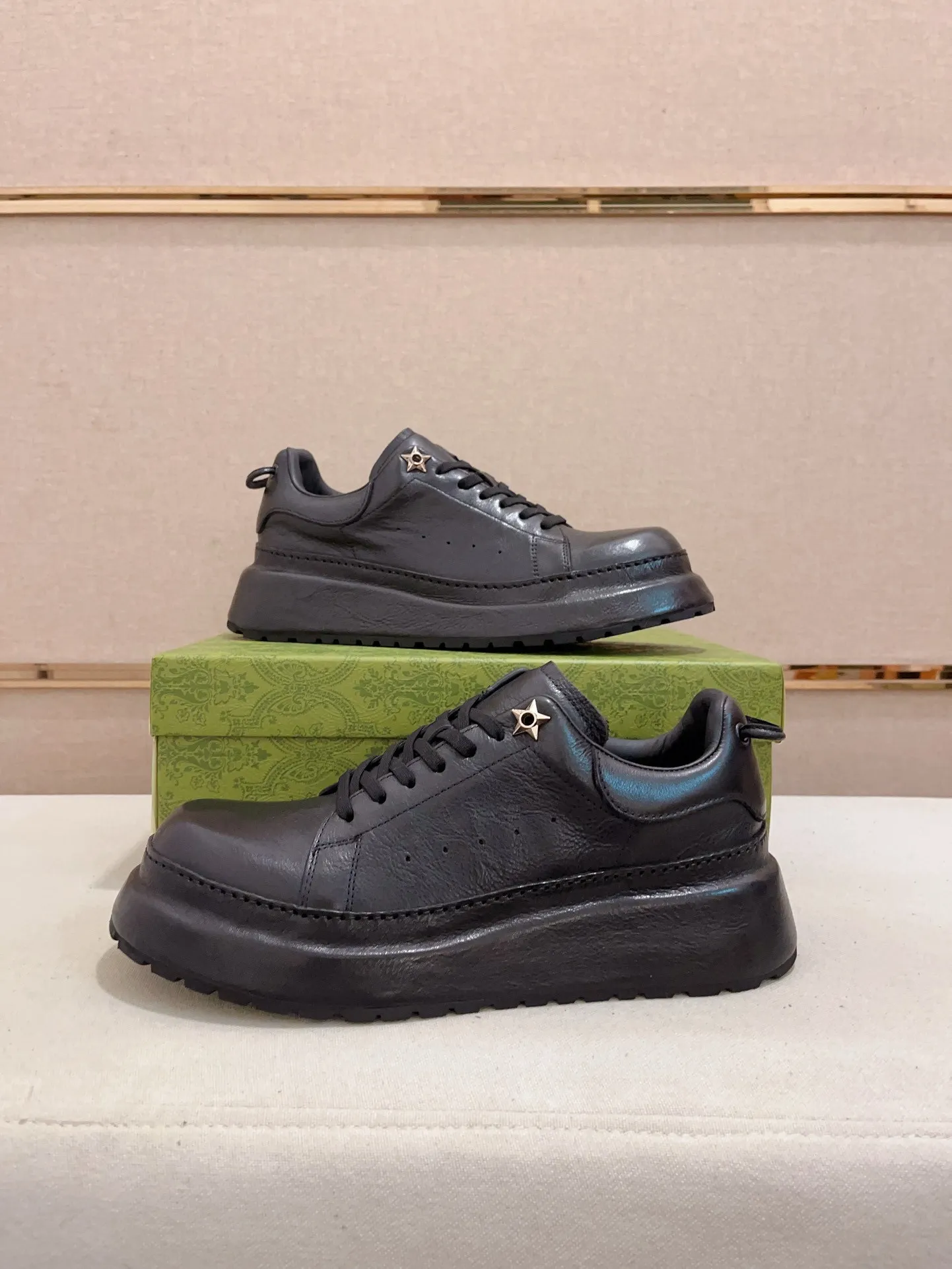 Men's shoes 💰: 680💰 Gucci (Gucci) new men's shoes, sold simultaneously on the official website, made from original orders, uppers made of first-layer cowhide, purely handmade craftsmanship 🌈 High-end first-layer genuine leather lining, original non-slip and wear-resistant outsole, fashionable and versatile, standard size .37-44. Can be customized 45-46
